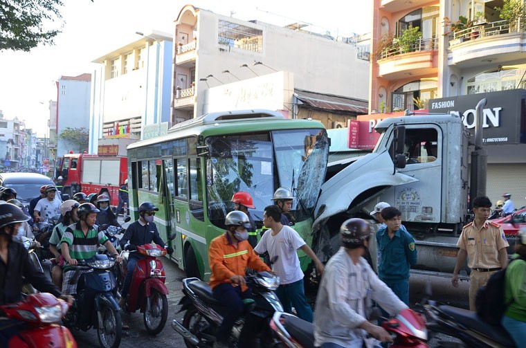 Kinh hoang container lao vao xe buyt, nhieu nguoi bi thuong-Hinh-3